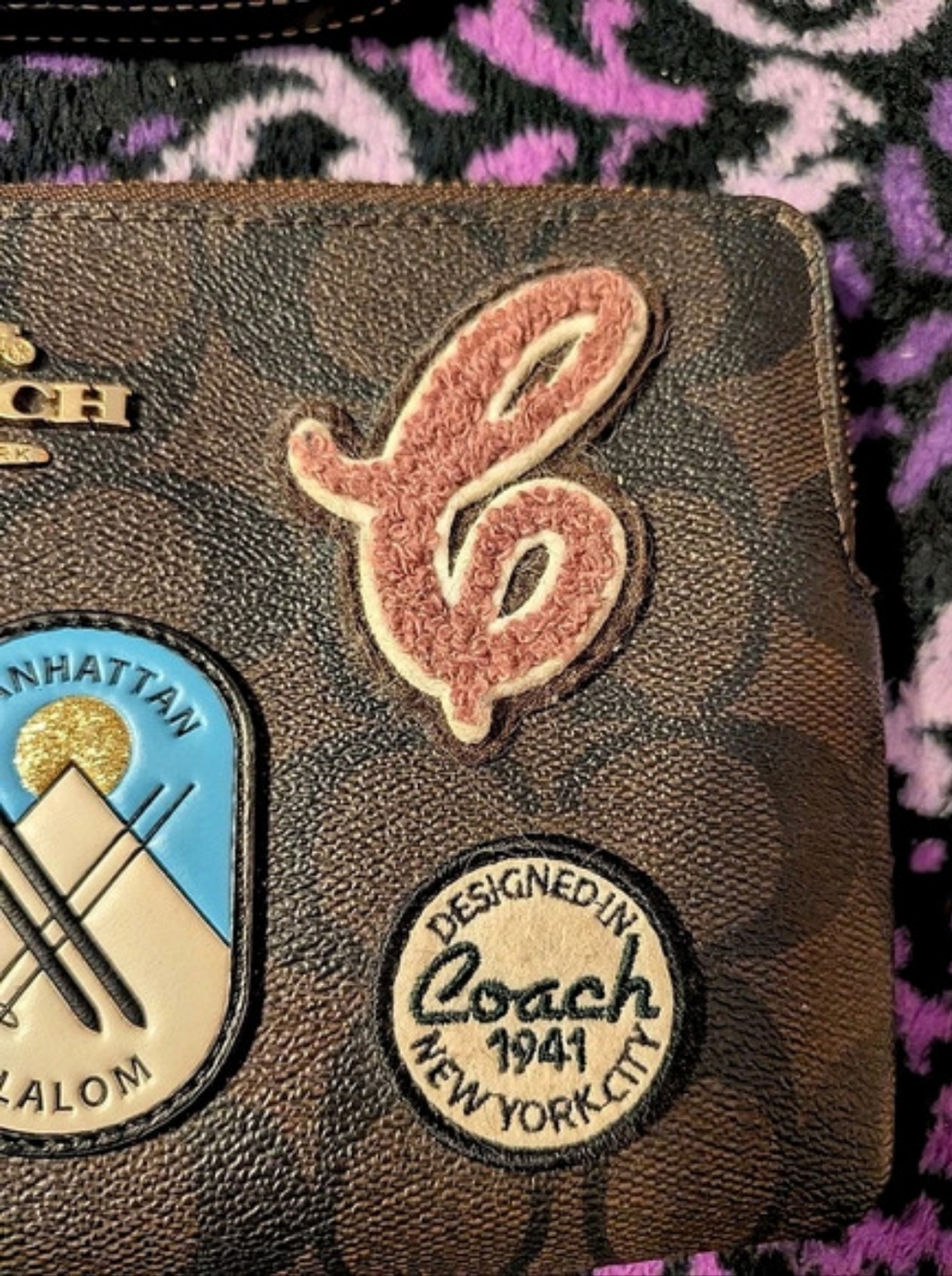 Coach Style #CF457 Large Corner Zip Wristlet In Signature Canvas W/ Ski Patches - Picture 3 of 12